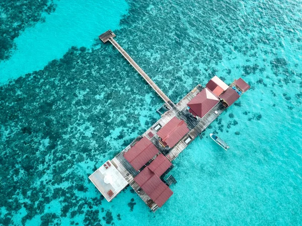 Vista Aérea Una Isla Tropical Aguas Turquesas Lujosas Villas Sobre — Foto de Stock