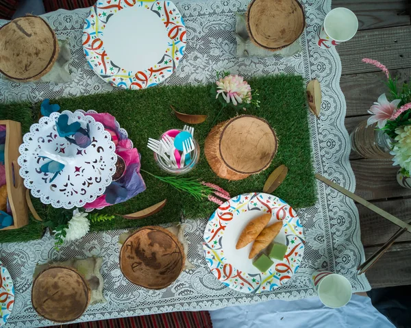 Eco Amigável Piquenique Parque Toalha Mesa Pratos Reciclados Alimentos Acessórios — Fotografia de Stock