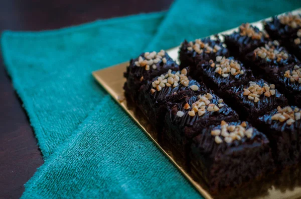Closeup Uitzicht Chocolade Taart Brownie Pleinen Besprenkeld Met Chocolade Nutella — Stockfoto
