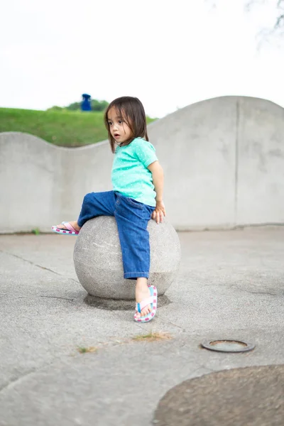 Uma Criança Sentada Forma Esfera Concreto Parque — Fotografia de Stock