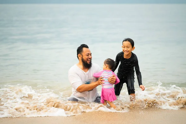 Šťastná Asijská Rodina Malým Dítětem Baví Pláži Radostná Rodina Cestování — Stock fotografie