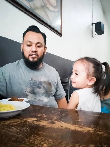 Restoranda Kahvaltı Bekleyen Asyalı Bir Aile — Stok fotoğraf