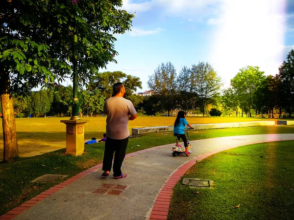 공원에서의 아버지와 아이들 — 스톡 사진