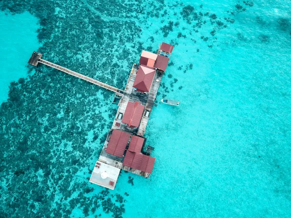 Vista Aérea Uma Ilha Tropical Águas Turquesa Luxuoso Sobre Moradias — Fotografia de Stock