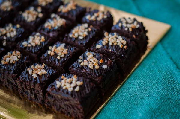 Closeup Uitzicht Chocolade Taart Brownie Pleinen Besprenkeld Met Chocolade Nutella — Stockfoto