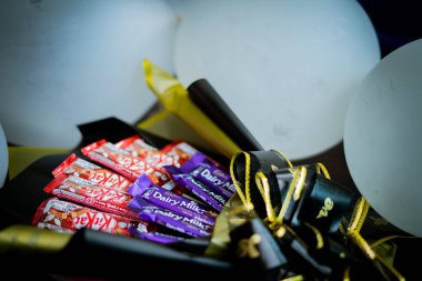 Bangi, Malezya - 8 Ağustos 2019: Ferrero Rocher, düğün, doğum günü, anneler günü, sevgililer günü, kadınlar günü ve diğerleri için hediye olarak tatlı bukette çikolata şekerlemeleri ve çiçekler