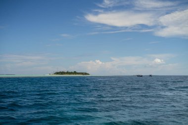 Semporna, Borneo, Sabah 'ta küçük adalı koyu mavi ve turkuaz yeşili..
