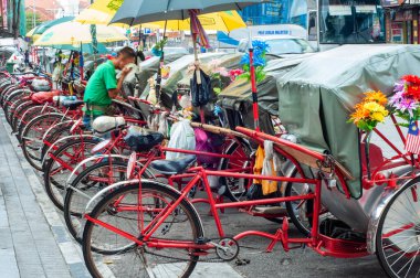 Georgetown Penang - 25 Nisan 2019: Eski Trishaw durağı servis yolcuları için yol kenarında