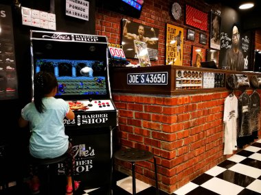 Selangor, Malezya - 5 Mart 2018: Küçük Asyalı kız Joe 'nun berber dükkanı Bandar Baru Bangi' de oyun oynuyor.