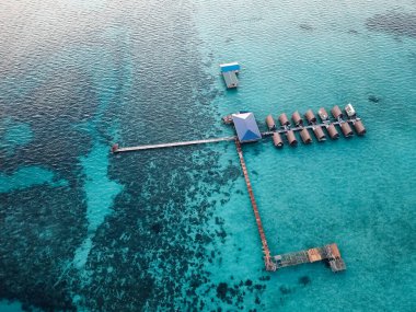 Semporna, Sabah, Malezya 'daki Bum Bum Adası' ndaki su dağ evi manzaralı..