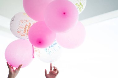 Mutlu yıllar, renkli balonlar birlikte. Doğal ışıklar, seçici odaklanma.