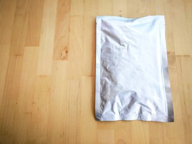 Tahta arka planda beyaz kese kağıdı