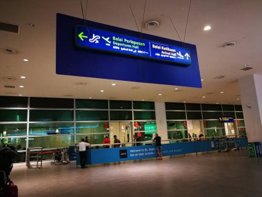  Arka planda modern havaalanı içi