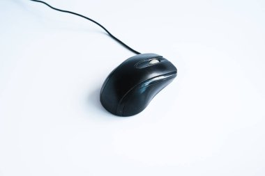 Beyaz arkaplanda modern siyah bilgisayar faresi