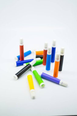 Renkli okul gereçleri, beyaz arkaplanda kırtasiye - başlık için alan