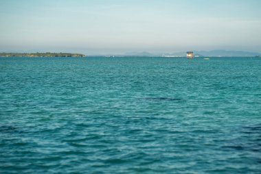 Bum Bum Adası 'nın hava manzarası Semporna, Borneo Sabah, Malezya' da sabahın erken saatlerinde mavi gökyüzüne karşı.
