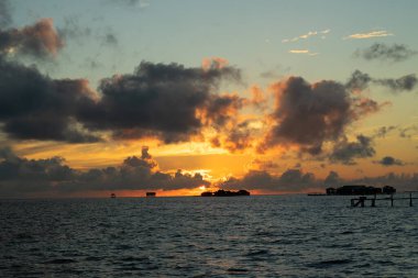 Bulutları ve denizi olan karanlık gökyüzü, Semporna 'da gün doğumu, Sabah, Malezya.