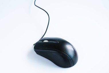 Beyaz arkaplanda modern siyah bilgisayar faresi