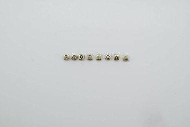 TROPICAL Kelime altın renkli bloklardan yapılır.