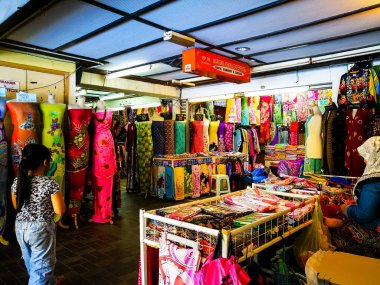 Alışveriş merkezindeki bir mağazada giysiler