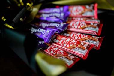 Bangi, Malezya - 8 Ağustos 2019: Ferrero Rocher, düğün, doğum günü, anneler günü, sevgililer günü, kadınlar günü ve diğerleri için hediye olarak tatlı bukette çikolata şekerlemeleri ve çiçekler