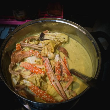 Malezya yemeği Ketam masak lemak. Kalın, baharatlı hindistan cevizi sosuyla pişirilmiş yengeçler.