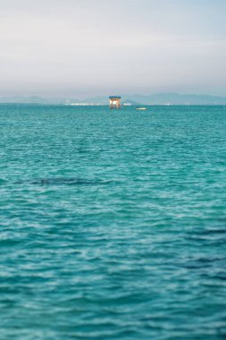 Semporna, Saba 'daki tropikal denizde küçük bir dağ evi.
