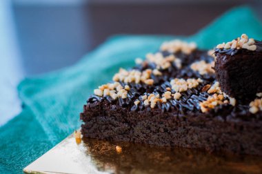 Çikolatalı Kek Brownie Squares 'in yakın görüntüsü Çikolatalı Nutella ve Cevizli