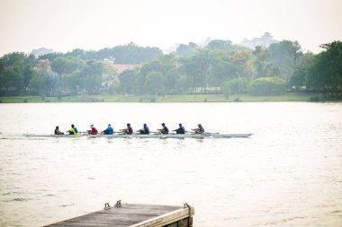 Putrajaya, Malezya - 6 Eylül 2019: Taman Botani yakınlarındaki gölde ejderha tekne yarışçısı çalışması.