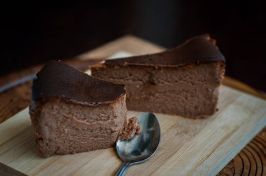 Kahverengi ahşap arka planda yanmış çikolatalı kek. seçici