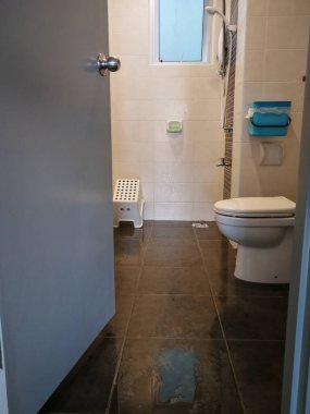 KUALA LUMPUR, MALAYSIA - 3 Mayıs 2019 Modern bir banyoda ıslak zemin lekesi.