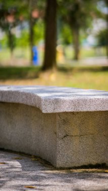 Yazın parkta betondan bir bank.