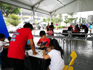 Serdang, Malezya - 30 Ağustos 2019: Maeps 'te Minggu Usahawan Nasional 2019' a katılan insanlar Bu karnaval Malezya yerlilerinin ürünlerini sergilemek ve pazarlamak için.