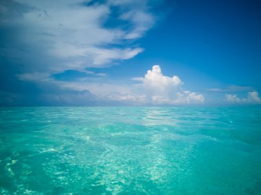 Semporna, Borneo Sabah, Malezya 'daki tropikal adada gökyüzüne karşı geniş bir deniz manzarası.