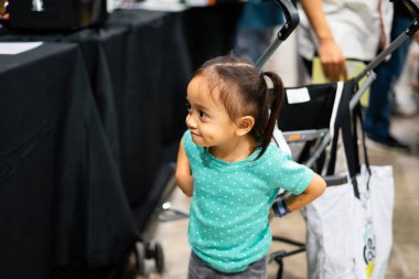 Yüzünde gamzesi olan mutlu bir çocuk..