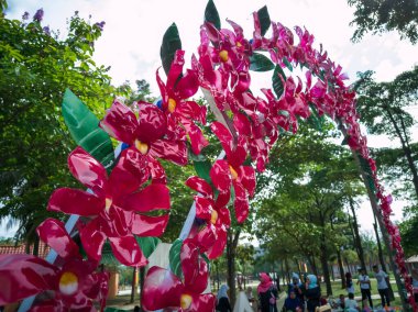 Bangi, Malezya - 8 Aralık 2019: Yaratıcı geri dönüşüm: Plastik şişe kırıntılarından kemer girişine el yapımı çiçekler.