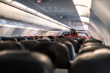 KLIA, Malezya - 24 Kasım 2019: Airasia 'dan Tawau' ya uçuş yapan hostes ve hostesle uçak görüşü.