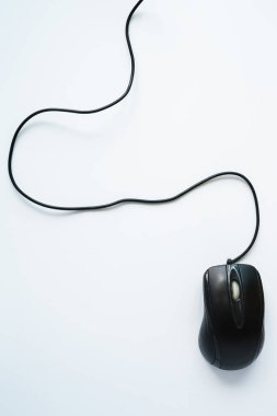 Beyaz arkaplanda modern siyah bilgisayar faresi