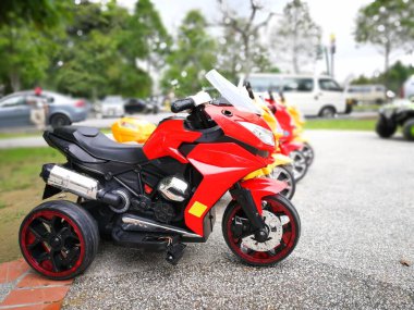 Selangor, Malezya - 1 Ocak 2018: Çocuk motosikleti Taman Tasik Cempaka, Bandar Baru Bangi 'de sergileniyor.