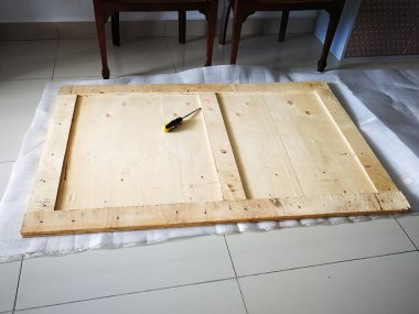 Kuala Lumpur, Malezya - 8 Haziran 2019: Büyük kargo ahşap sandığı bir apartman dairesindeki endüstriyel iç tasarımı eşleştirmek için kanepeye yerleştirildi.