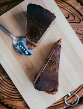 Kahverengi ahşap arka planda yanmış çikolatalı kek. seçici