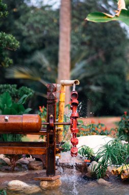 Müzikal su çarkı. Güzel bir ses çıkarırken suyu sulamak için geleneksel bir sistem..