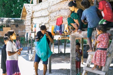 Sibuan, Malezya - 26 Kasım 2019: Bajau Laut halkı Sibuan adasındaki köylerinde, ASemporna. Adadaki köylerde yaşıyorlar..