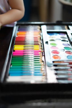 Masa başı görünümünde malzemeler, okul yaratıcı işleri için yaratıcı araçlar, boyama kağıtları, boya fırçaları kalem boyaları, resim malzemeleriyle arka plan,