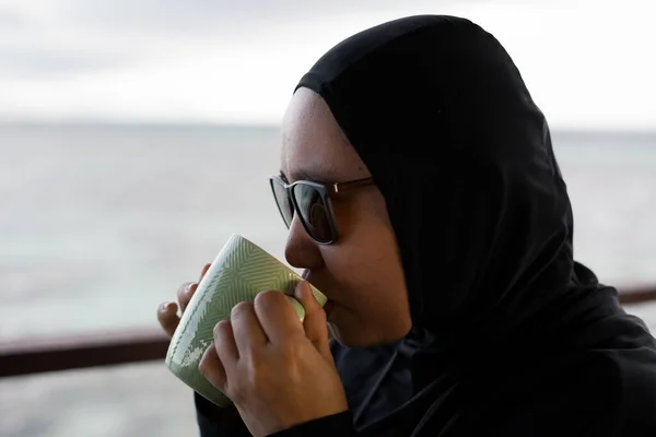 Mulheres Asiáticas Hijab Segurando Bebendo Xícara Café Tendo Café Manhã — Fotografia de Stock