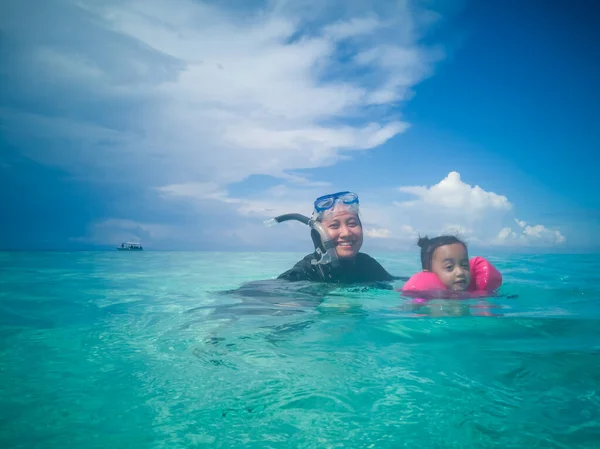 Las Personas Máscara Snorkel Bucear Bajo Agua Con Peces Tropicales — Foto de Stock