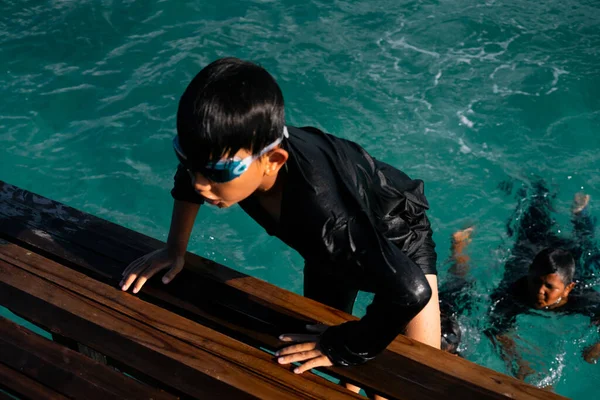 Niño Nadando Mar Naturaleza Fondo — Foto de Stock