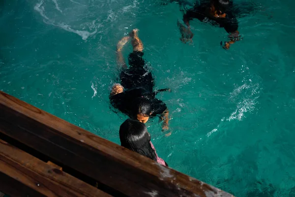 Semporna Malaysia November 2019 Kids Climb Ladder Pier Having Jumped — Stock Photo, Image