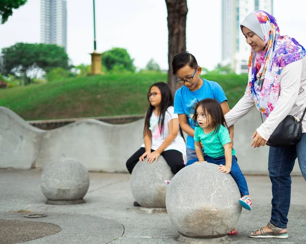 Asiatiska Barn Sitter Betong Sfär Bollen Form Parken — Stockfoto