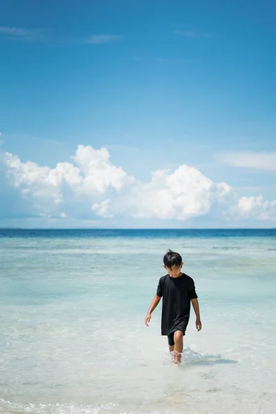 Miúdo Asiático Está Brincar Praia Férias Criança Natureza Com Belo — Fotografia de Stock